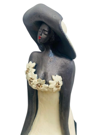 Arrogantie incl. houten sokkel - Zittend Beeld Keramiek - Vrouwenfiguur - Keramisch Beeld - Bernadette te Wierik