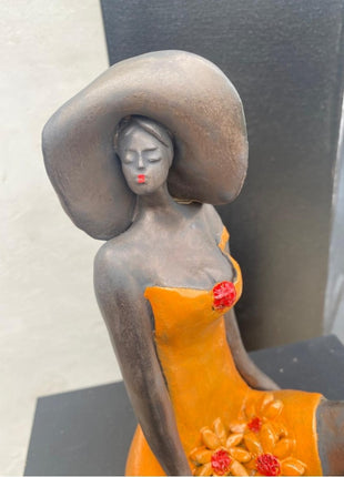 Vrouwenfiguur Beeld van Keramiek - Oranje - Zittend - Bernadette te Wierik